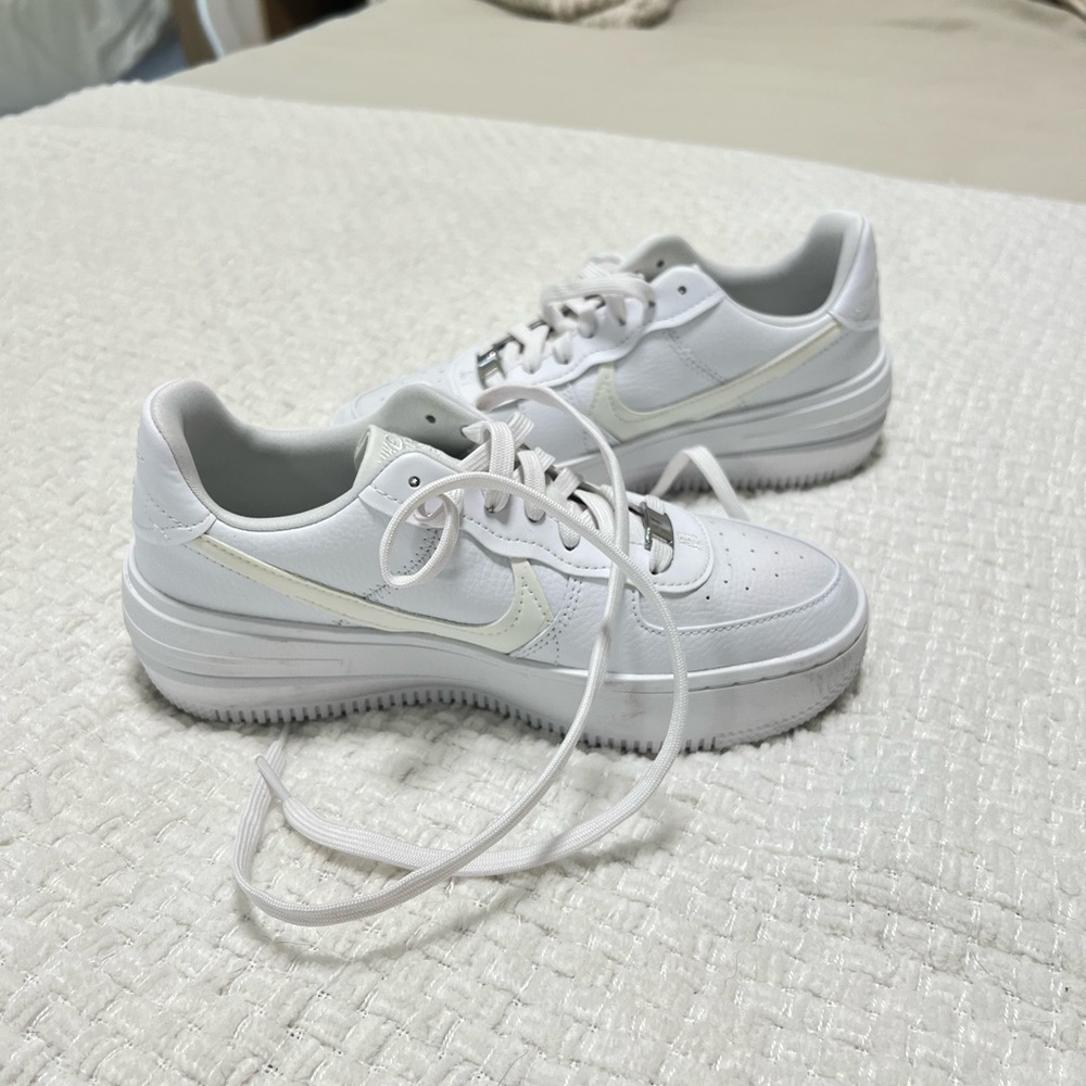 Nike women’s air force 1 platform